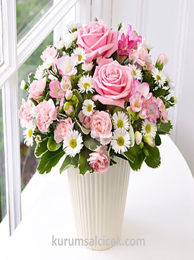 Beyaz Seramik İçinde Kır Çiçekleri