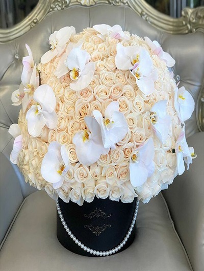 Kutu İçerisinde Beyaz Güller ve Orkide Kandilleri 5481