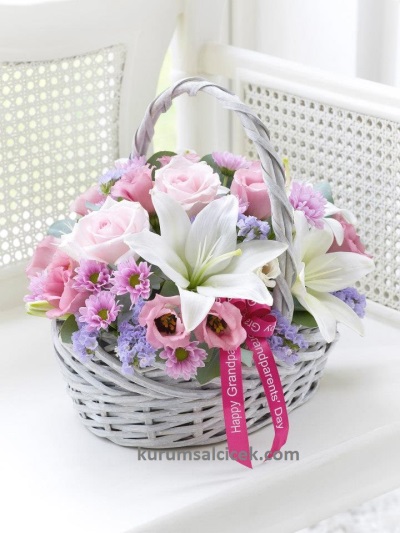Sepet İçerisinde Pembe Beyaz Kır Çiçekleri